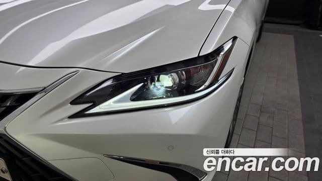Lexus ES300h 2024 — Photo 8/31