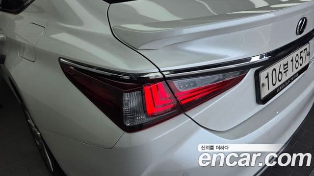 Lexus ES300h 2024 — Photo 17/31