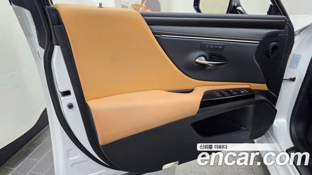 Lexus ES300h 2024 — Photo 30/31