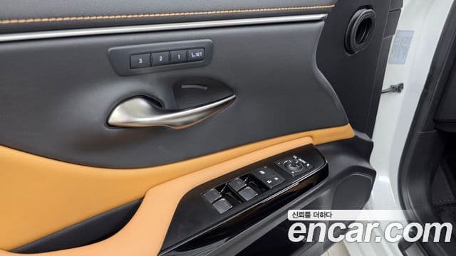 Lexus ES300h 2024 — Photo 12/31