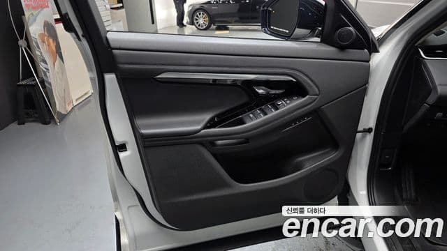 Land Rover Range Rover Evoque 2022 — Photo 17/38