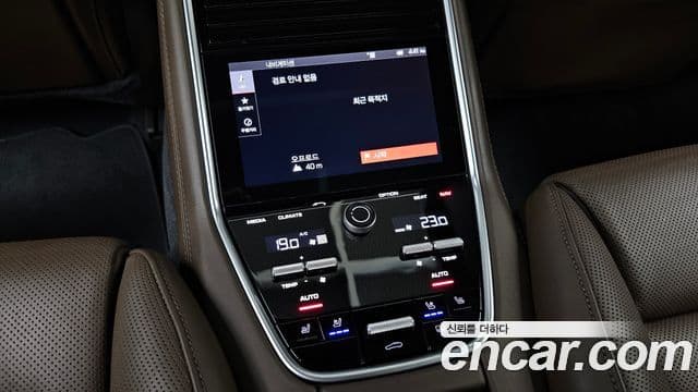 Porsche Panamera 2018 — Şəkil 18/36