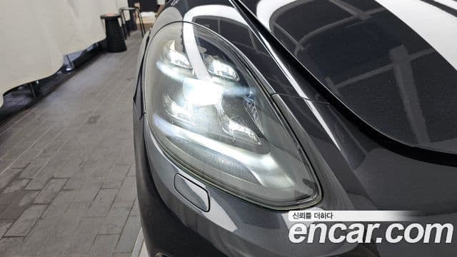 Porsche Panamera 2018 — Şəkil 19/36