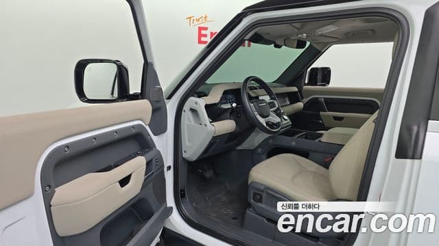 Land Rover Defender 2021 — Photo 19/33