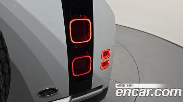 Land Rover Defender 2021 — Photo 8/33