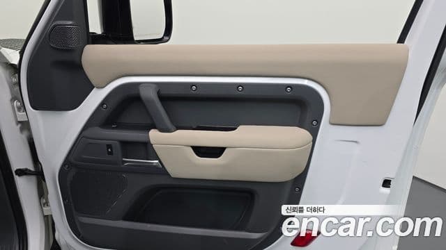 Land Rover Defender 2021 — Photo 9/33