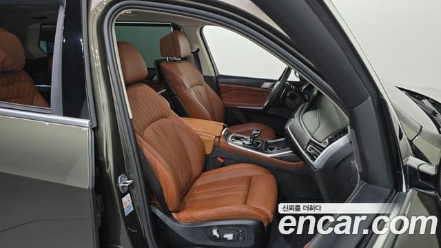 BMW X7 2022 — Şəkil 26/34