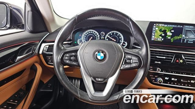 BMW 5 Series 2018 — ფოტო 13/20
