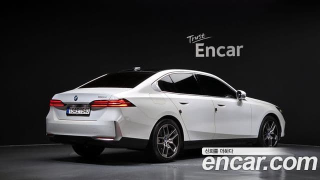 BMW 5 Series 2024 — Photo 33/37