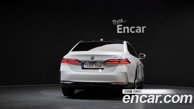BMW 5 Series 2024 — Photo 18/37