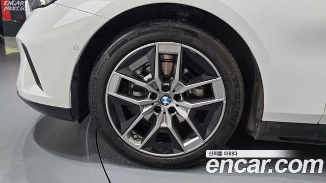 BMW 5 Series 2024 — Photo 32/37