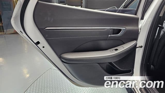 Hyundai Sonata Hybrid 2021 — Photo 1/30