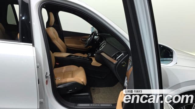 Volvo XC90 2020 — ფოტო 23/36