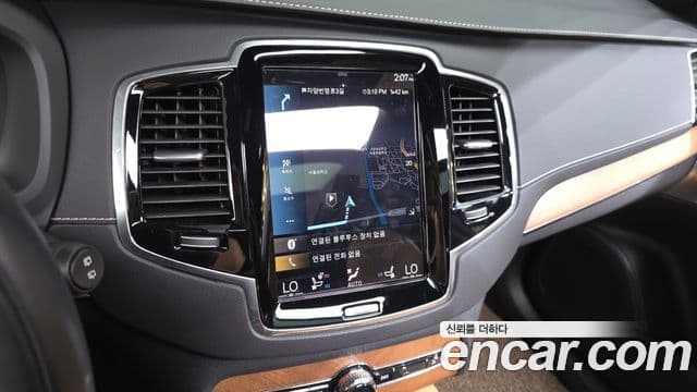 Volvo XC90 2020 — ფოტო 18/36