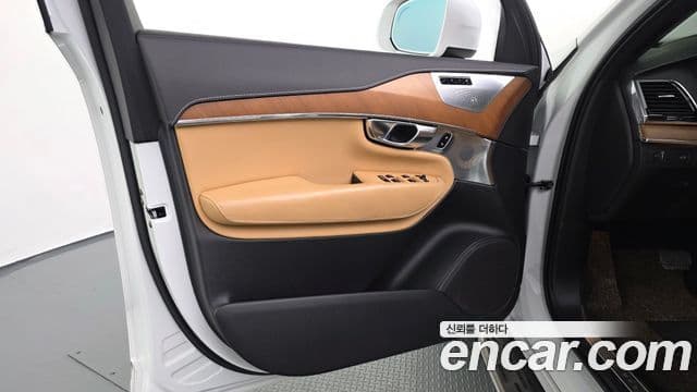 Volvo XC90 2020 — ფოტო 30/36