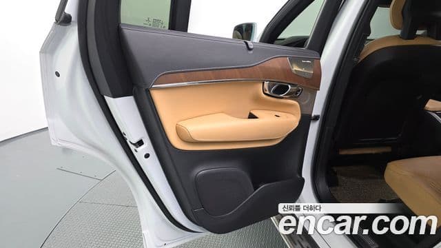 Volvo XC90 2020 — ფოტო 27/36