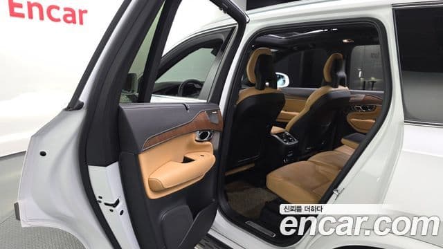 Volvo XC90 2020 — ფოტო 31/36