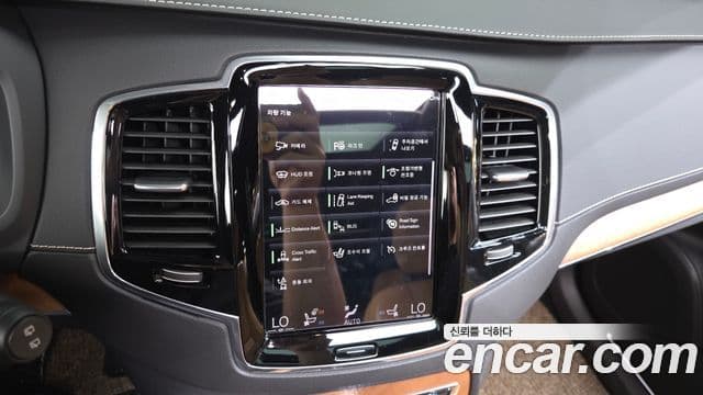 Volvo XC90 2020 — ფოტო 26/36