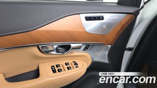 Volvo XC90 2020 — ფოტო 32/36