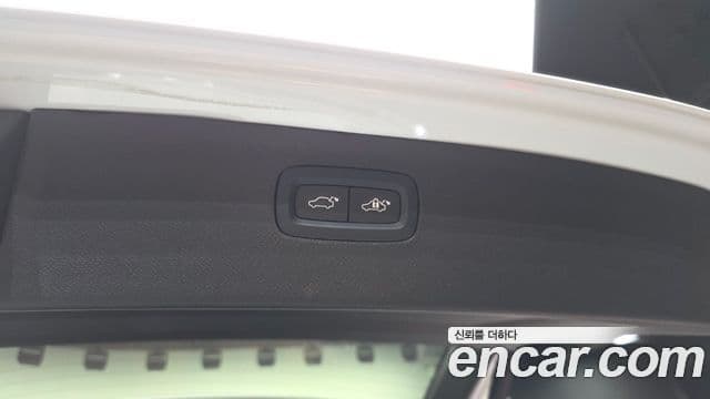 Volvo XC90 2020 — ფოტო 33/36