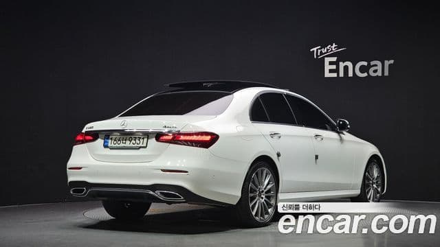 Mercedes-Benz E-Class 2022 — Photo 28/33
