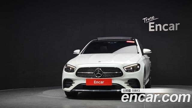 Mercedes-Benz E-Class 2022 — Photo 11/33