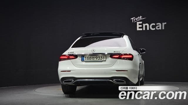 Mercedes-Benz E-Class 2022 — Photo 1/33