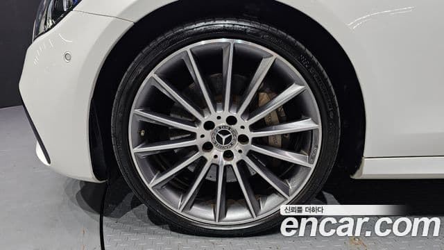 Mercedes-Benz E-Class 2022 — Photo 12/33