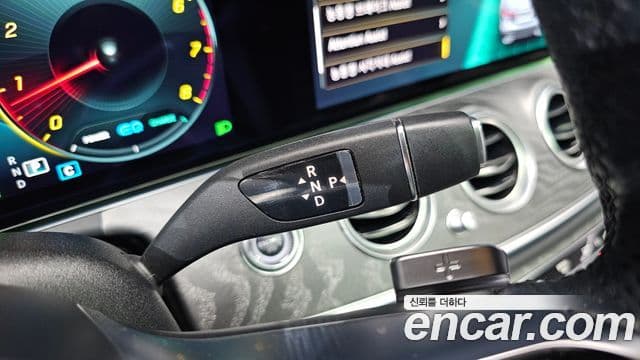 Mercedes-Benz E-Class 2022 — Photo 10/33