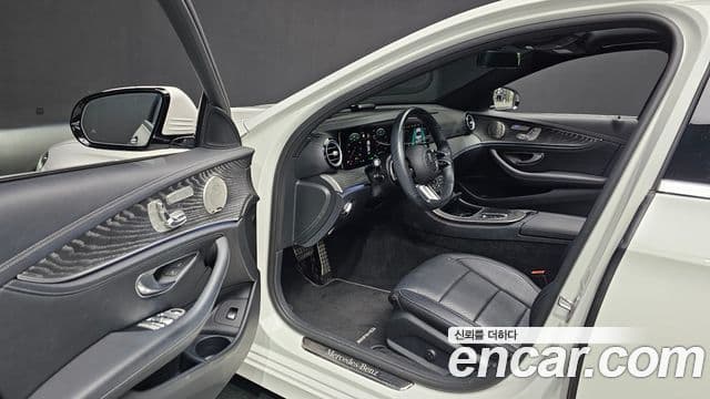 Mercedes-Benz E-Class 2022 — Photo 29/33