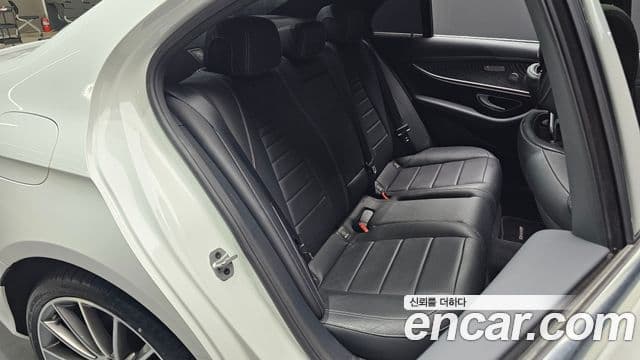 Mercedes-Benz E-Class 2022 — Photo 14/33
