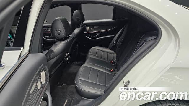 Mercedes-Benz E-Class 2022 — Photo 33/33