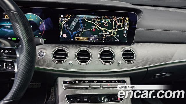Mercedes-Benz E-Class 2022 — Photo 7/33