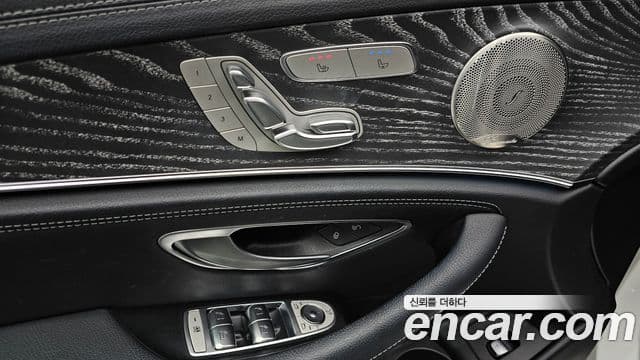 Mercedes-Benz E-Class 2022 — Photo 30/33