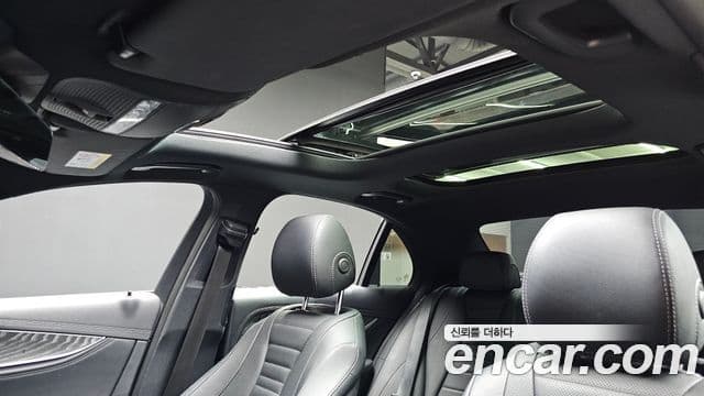 Mercedes-Benz E-Class 2022 — Photo 23/33