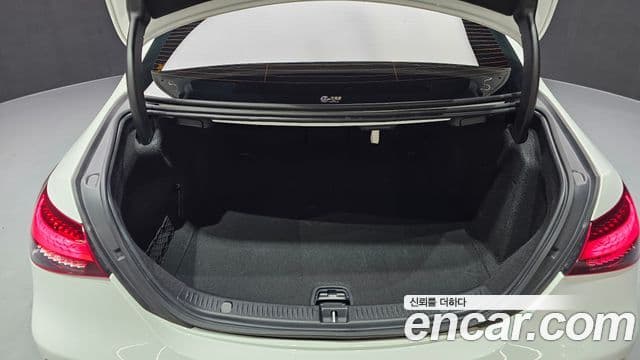 Mercedes-Benz E-Class 2022 — Photo 2/33