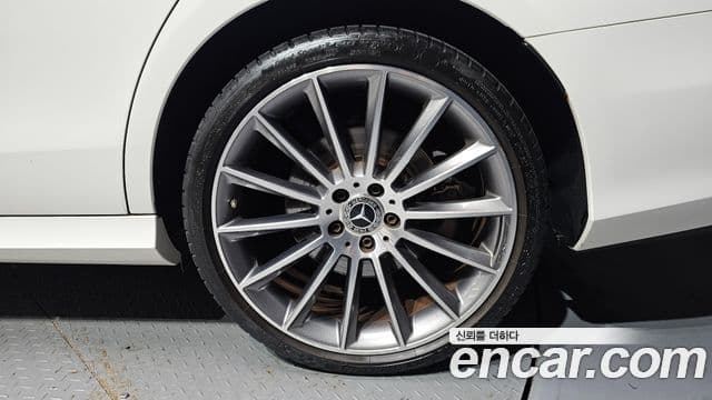 Mercedes-Benz E-Class 2022 — Photo 4/33