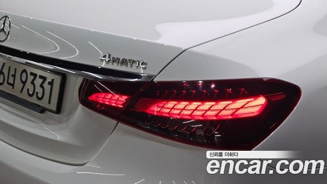 Mercedes-Benz E-Class 2022 — Photo 6/33
