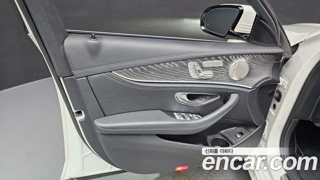 Mercedes-Benz E-Class 2022 — Photo 26/33