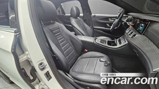 Mercedes-Benz E-Class 2022 — Photo 20/33