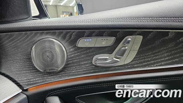Mercedes-Benz E-Class 2022 — Photo 22/33