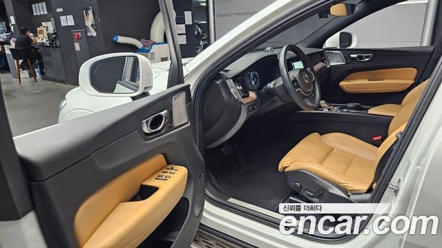 Volvo XC60 2021 — Фото 10/20