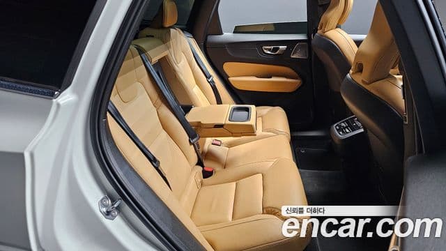Volvo XC60 2021 — Фото 11/20