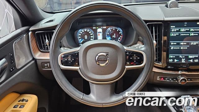 Volvo XC60 2021 — Фото 13/20