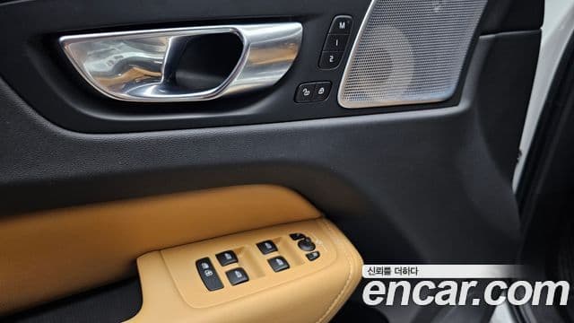 Volvo XC60 2021 — Фото 19/20