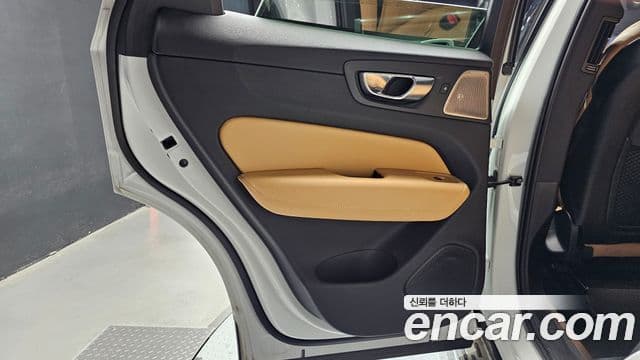 Volvo XC60 2021 — Şəkil 5/31