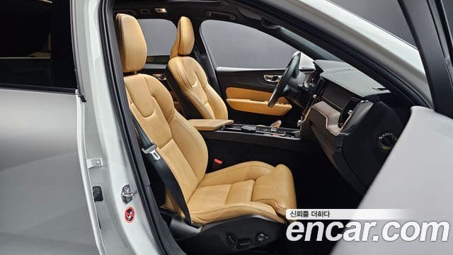 Volvo XC60 2021 — Şəkil 21/31