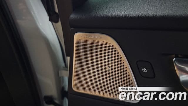Volvo XC60 2021 — Şəkil 30/31