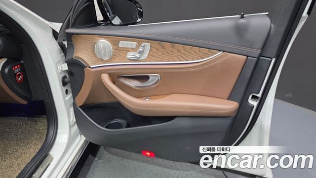 Mercedes-Benz E-Class 2022 — ფოტო 21/34