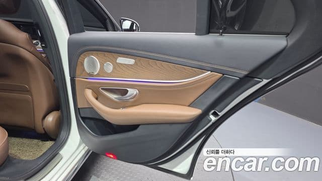 Mercedes-Benz E-Class 2022 — ფოტო 24/34
